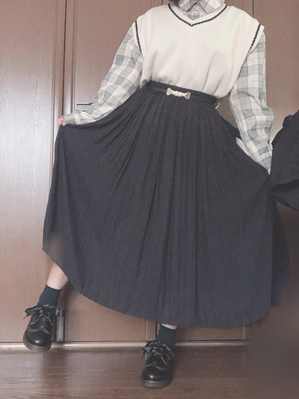 ブラック系のスカート、ベージュ系のシャツ/ブラウス、ブラック系のローファーを着用したレディースの冬コーディネートの1枚目の写真