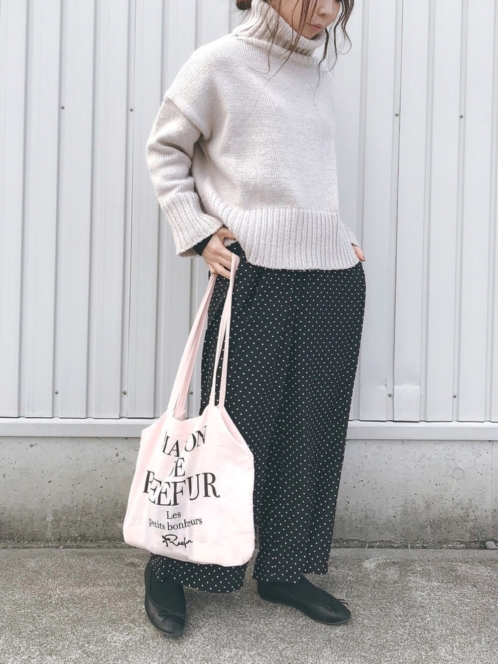 ベージュ系のニット/セーター、ブラック系のその他パンツ、ブラック系のバレエシューズを着用したレディースの冬コーディネートの1枚目の写真