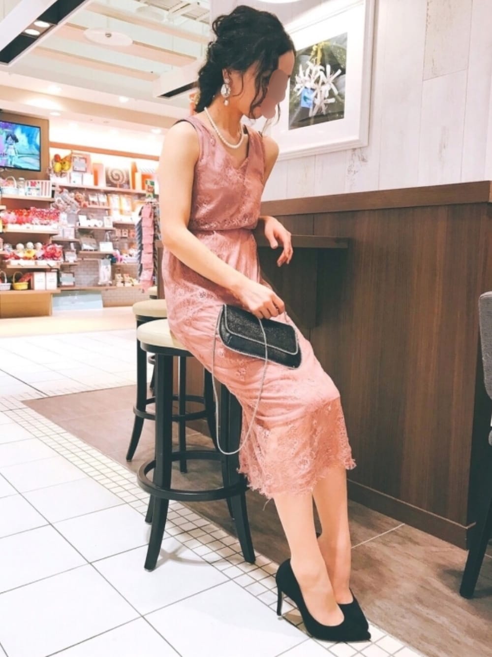 ピンク系のワンピース、ブラック系のショルダーバッグ、ブラック系のパンプスを着用したレディースの秋コーディネートの1枚目の写真