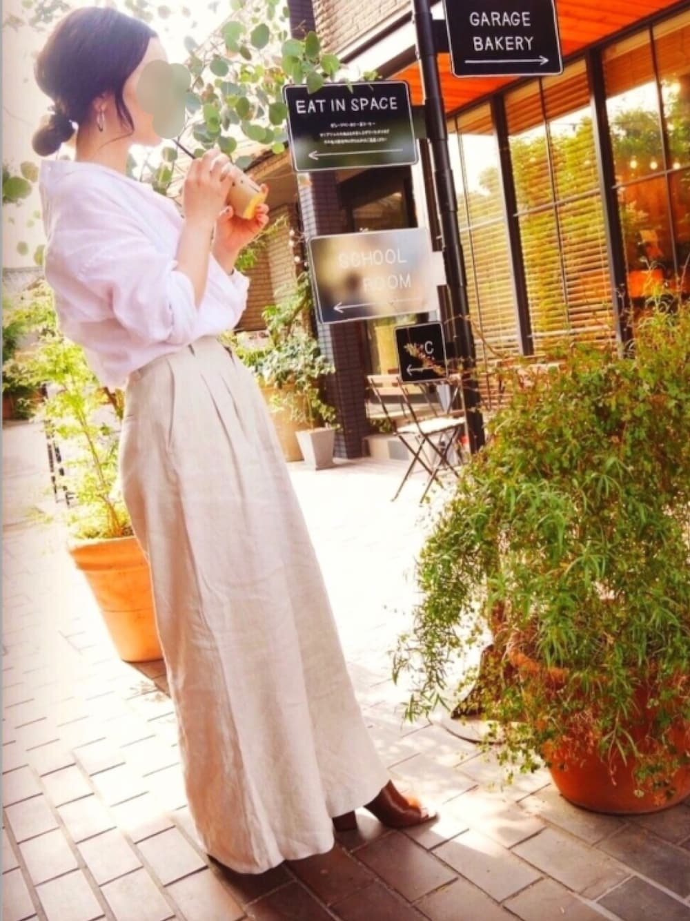 「オトナカジュアル、ドラフトトゥデイフル、リネンシャツ、リネンパンツ、ワイドパンツ、ホワイトコーデ、誕生日コーデ、フープピアス、オーバーサイズ、searoomlynn」｜「TODAYFULのLinen Big Shirts（シャツ/ブラウス、ホワイト系）」を使った、sonさん（レディース・158cm）の夏コーディネートの1枚目の写真
