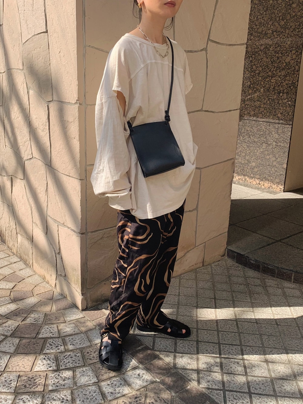 「TODAYFUL、柄パンツ、ZARA、春コーデ、ゆるコーデ、オーバーサイズ、ロンT、サンダル、ブラック、スクエアバッグ」｜「TODAYFULのスリーブスリットロングT（Tシャツ/カットソー、ホワイト系）」を使った、sonさん（レディース・159cm）の春コーディネートの1枚目の写真