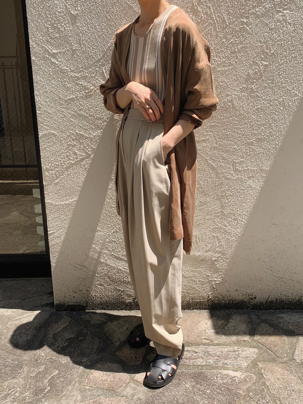 イエロー系のシャツ/ブラウス、ベージュ系のトップス、ベージュ系のその他パンツを着用したレディースの夏コーディネートの1枚目の写真