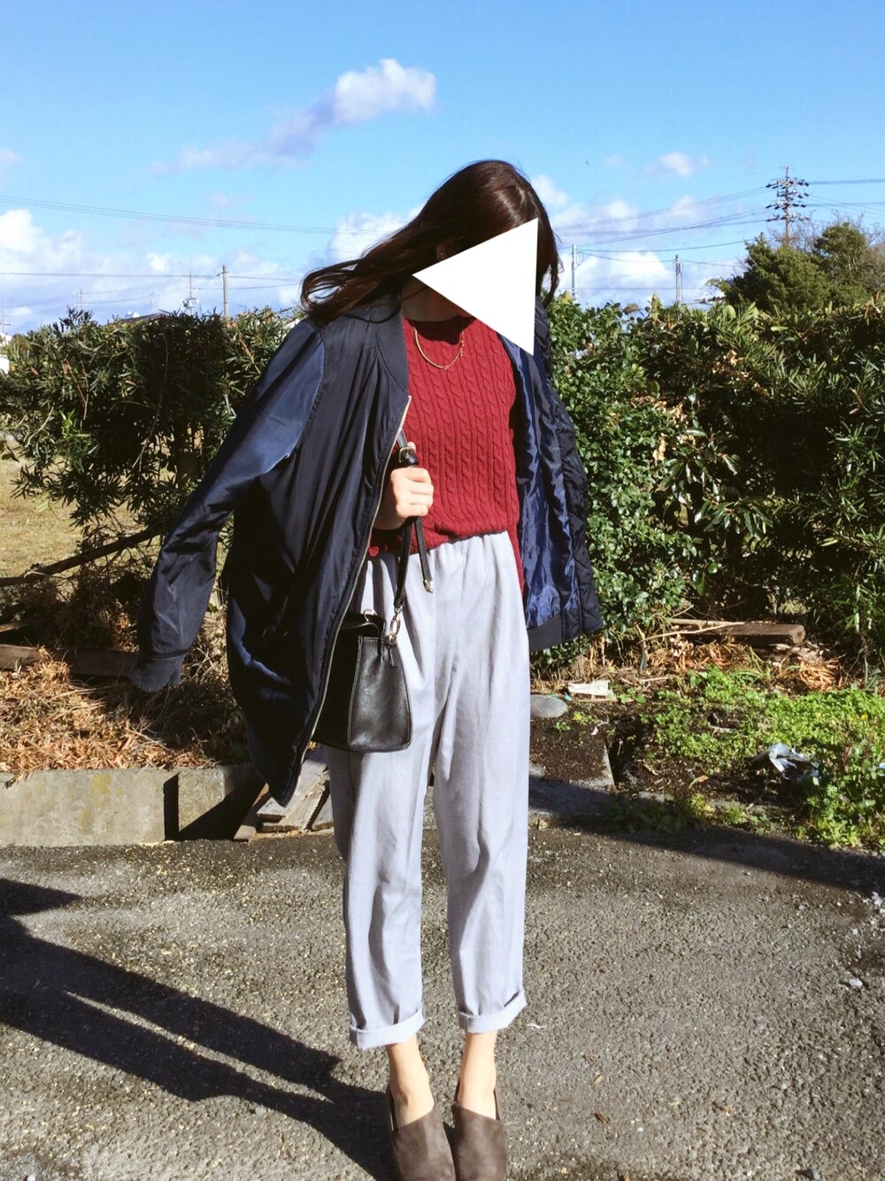 ブルー系のブルゾン、レッド系のニット/セーター、グレー系のその他パンツを着用したレディースの冬コーディネートの1枚目の写真