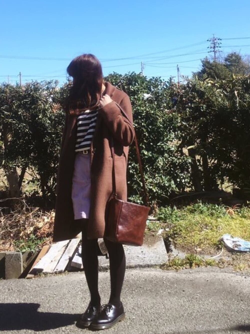 ピンク系のスカート、ブルー系のニット/セーター、ブラック系のその他シューズを着用したレディースの冬コーディネートの1枚目の写真