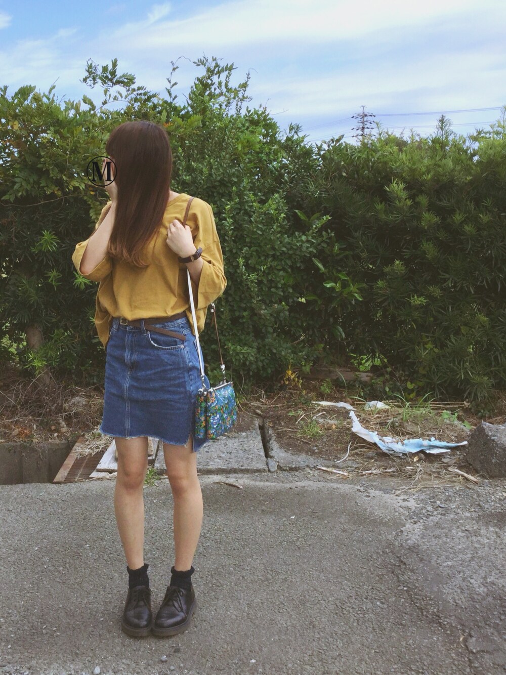イエロー系のTシャツ/カットソー、ブルー系のデニムスカート、ブラック系のその他シューズを着用したレディースの秋コーディネートの1枚目の写真