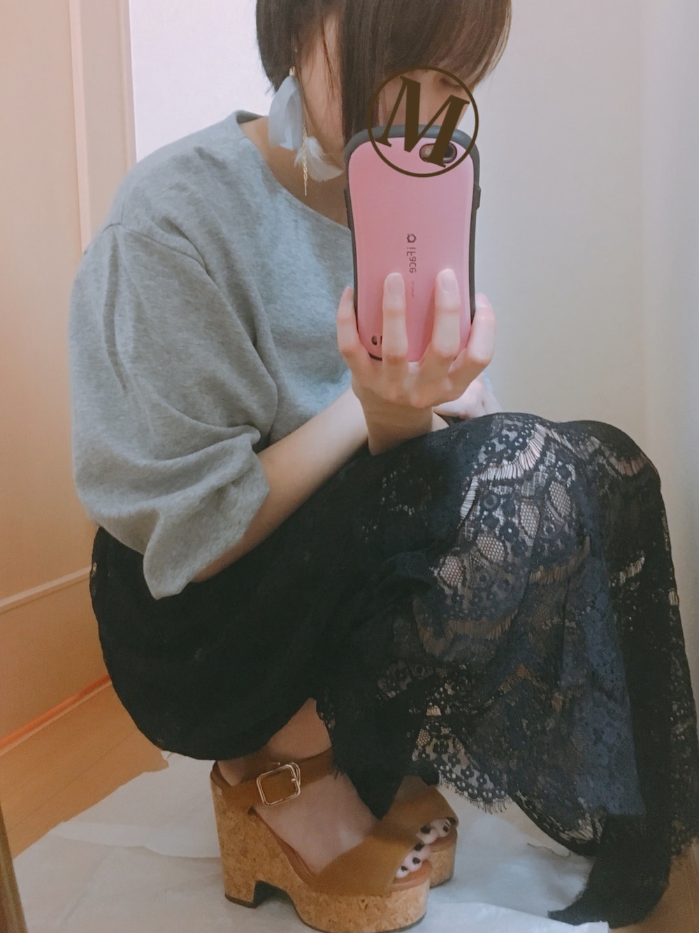 ブルー系のスカート、イエロー系のサンダル、グレー系のTシャツ/カットソーを着用したレディースの春コーディネートの1枚目の写真