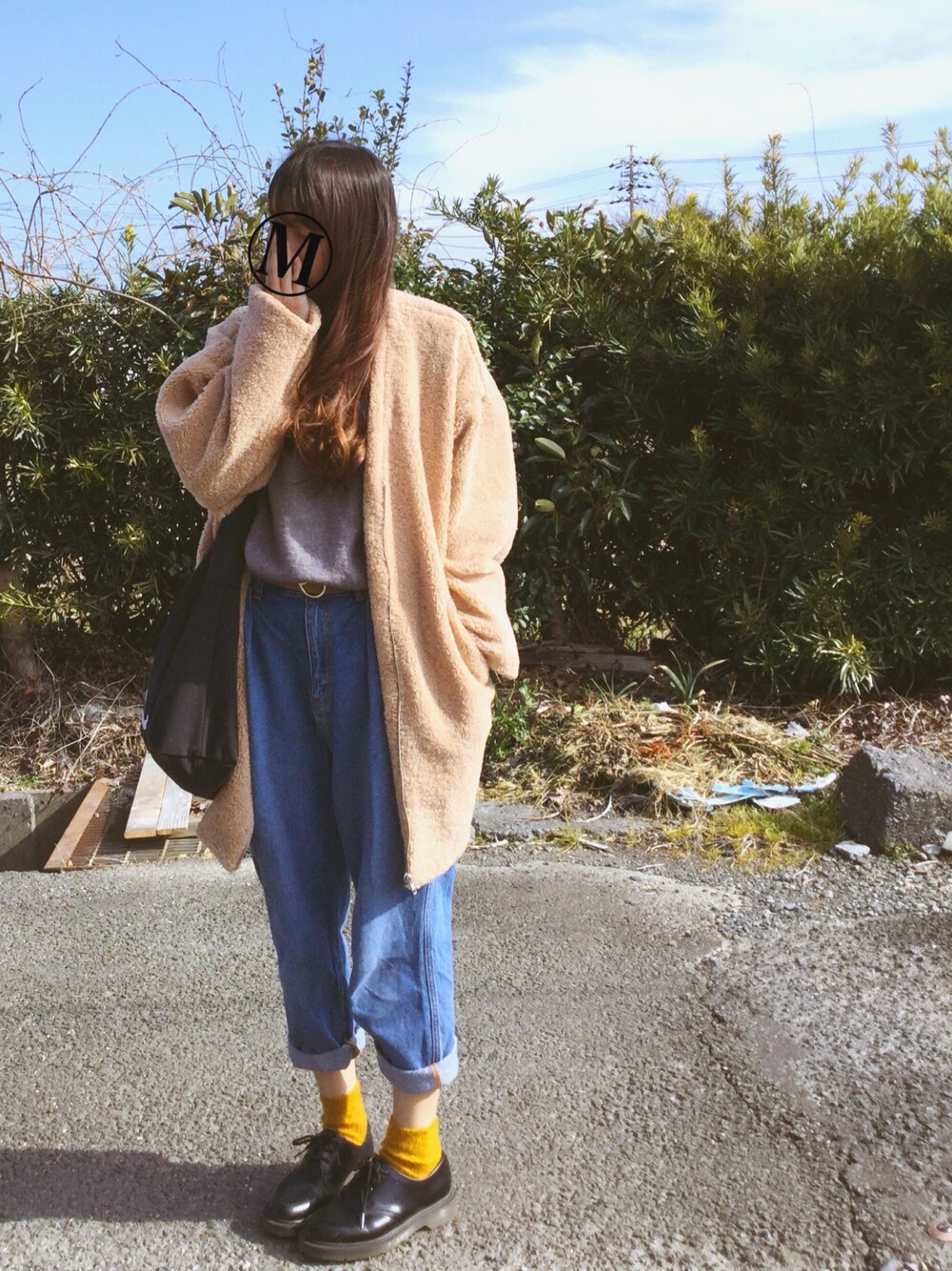 グレー系のニット/セーター、ベージュ系のジャケット/アウター、ブルー系のデニムパンツを着用したレディースの春コーディネートの1枚目の写真