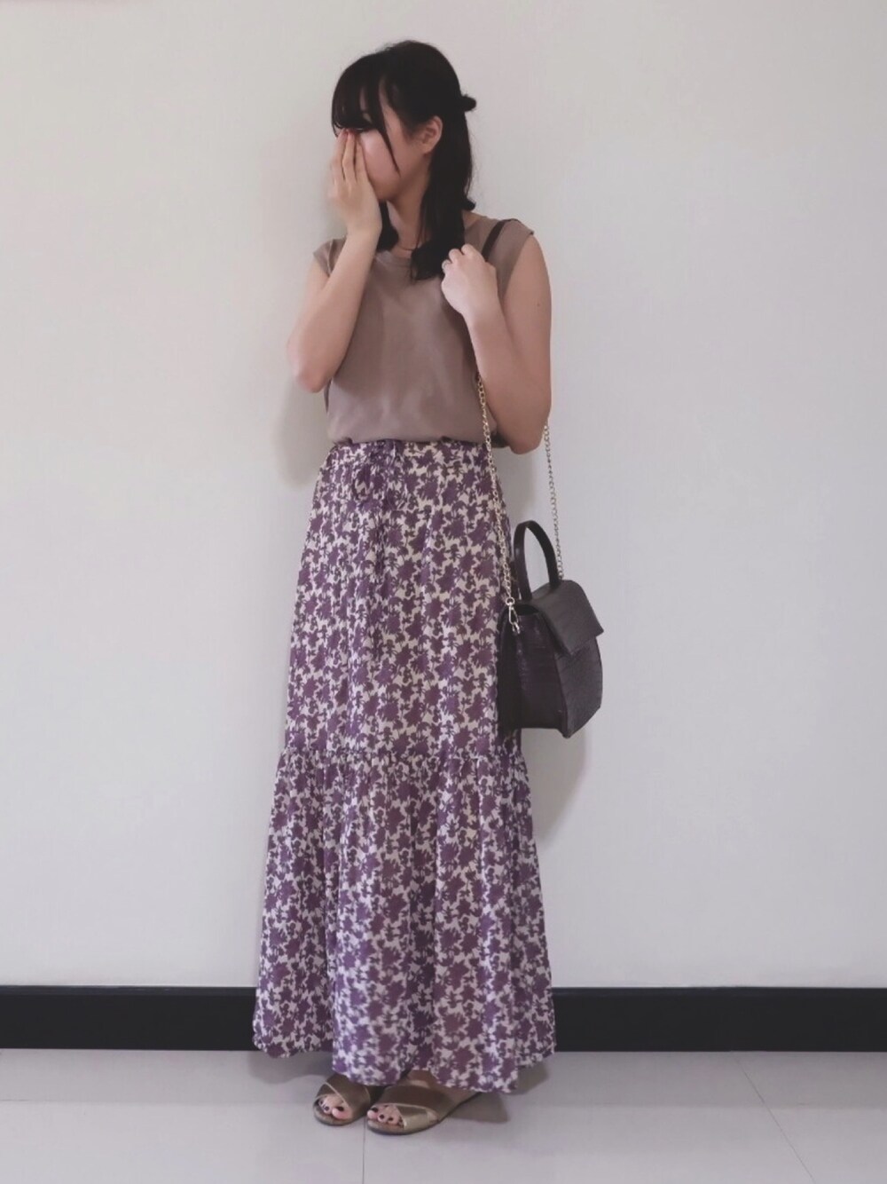 ブラウン系のタンクトップ、パープル系のスカート、ブラウン系のショルダーバッグを着用したレディースの夏コーディネートの1枚目の写真
