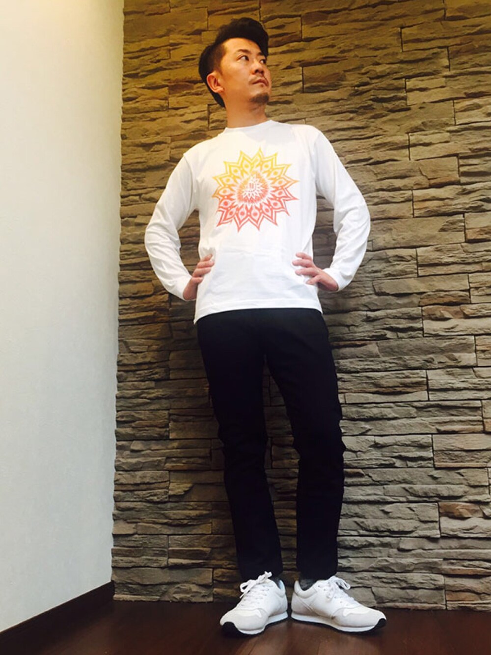 「シンプルコーデ、秋のコーデ、スニーカーコーデ、黒スキニー、ロンT、ビッグプリント」｜「LAXNYのアイテム（Tシャツ/カットソー、ホワイト系）」を使った、ラクスニーさん（メンズ・178cm）の秋コーディネートの1枚目の写真