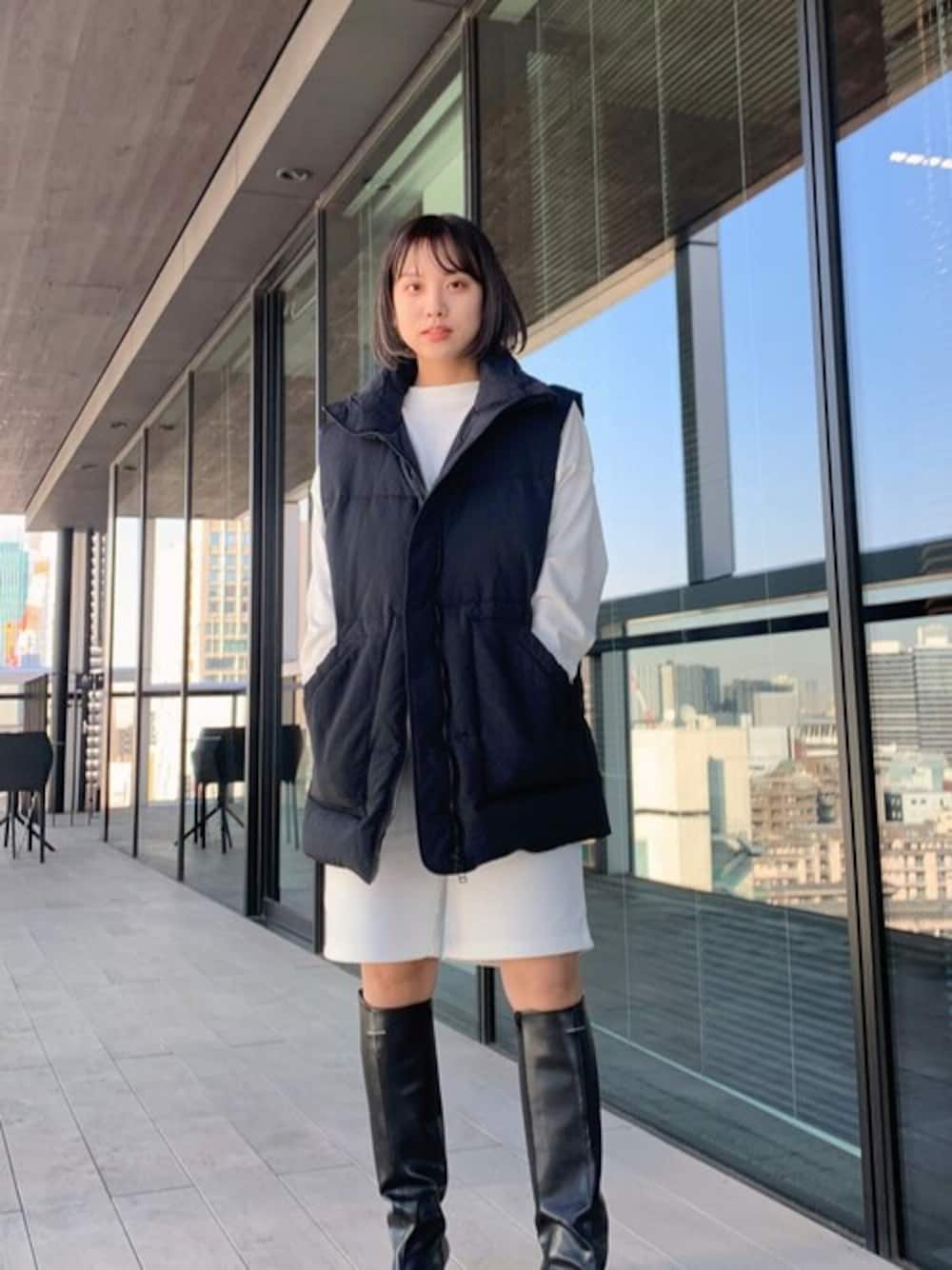 ブラック系のダウンジャケット/コート、ホワイト系のTシャツ/カットソー、ホワイト系のスウェットパンツを着用したレディースの冬コーディネートの1枚目の写真
