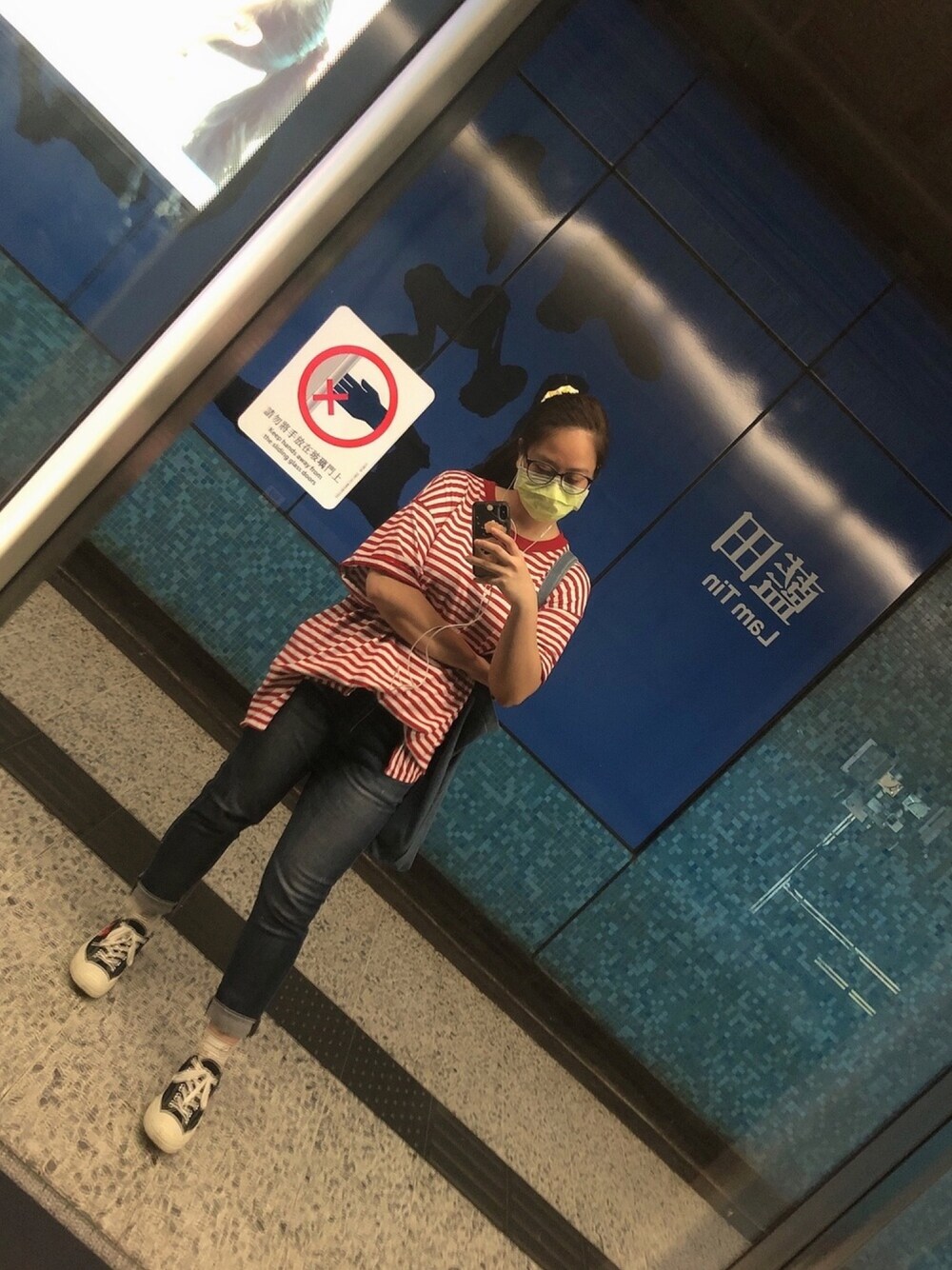 レッド系のTシャツ/カットソー、ブルー系のデニムパンツ、ブラック系のスニーカーを着用したレディースの夏コーディネートの1枚目の写真