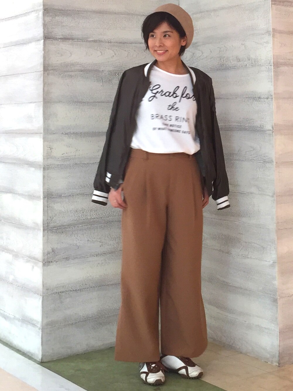 「カジュアル、ベレー帽、MA-1、ベージュ、ロンT、大人カジュアル、ワイドパンツ、春、白Tシャツ、3can4on」｜「3can4onのコットンニットベレー帽（ハンチング/ベレー帽、ベージュ系）」を使った、くりーぱー。さん（レディース・158cm）の冬コーディネートの1枚目の写真