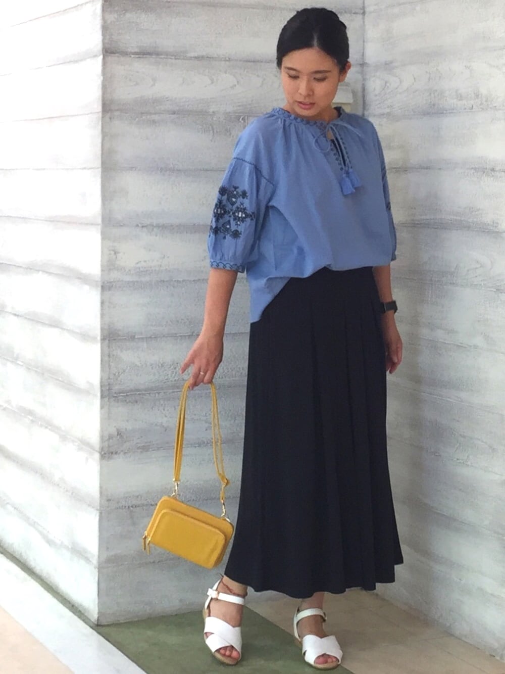 「黒、スカーチョ、刺繍、ブラウス、ブルー、きれいめカジュアル、刺繍ブラウス、3can4on、休日スタイル、夏」｜「3can4onのクロスステッチ ボヘミアンブラウス（シャツ/ブラウス、ブルー系）」を使った、くりーぱー。さん（レディース・158cm）の夏コーディネートの1枚目の写真