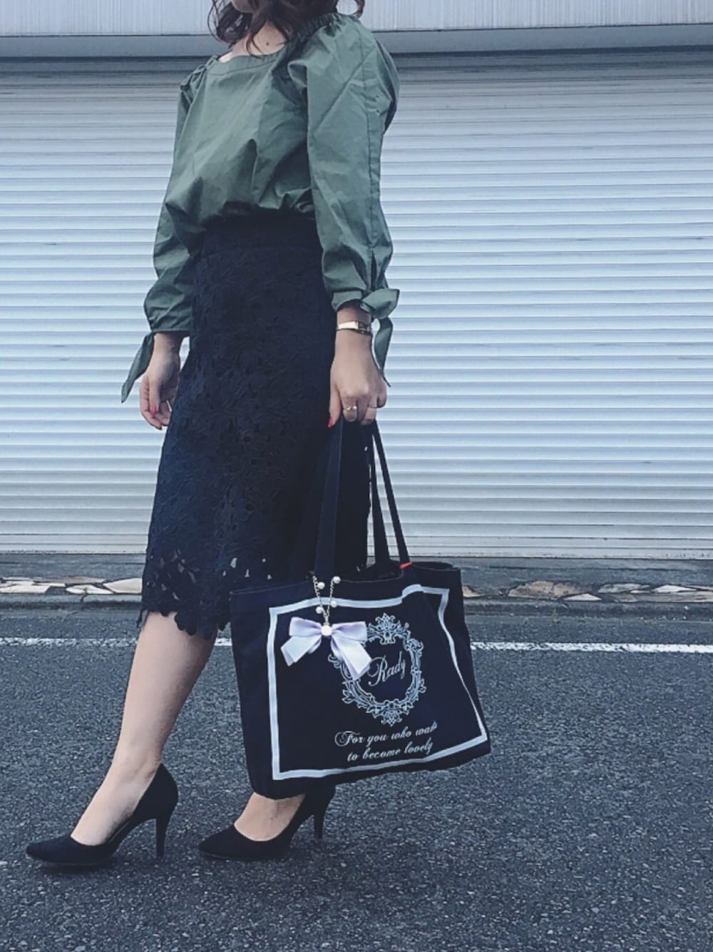 「秋、きれいめカジュアル、オトナカジュアル、オフィスカジュアル、ママコーデ、ootd、autumn、fashion」｜「earth music&ecologyのケミカルレースタイトスカート（スカート、ブルー系）」を使った、Naho♡さん（レディース・150cm）の秋コーディネートの1枚目の写真