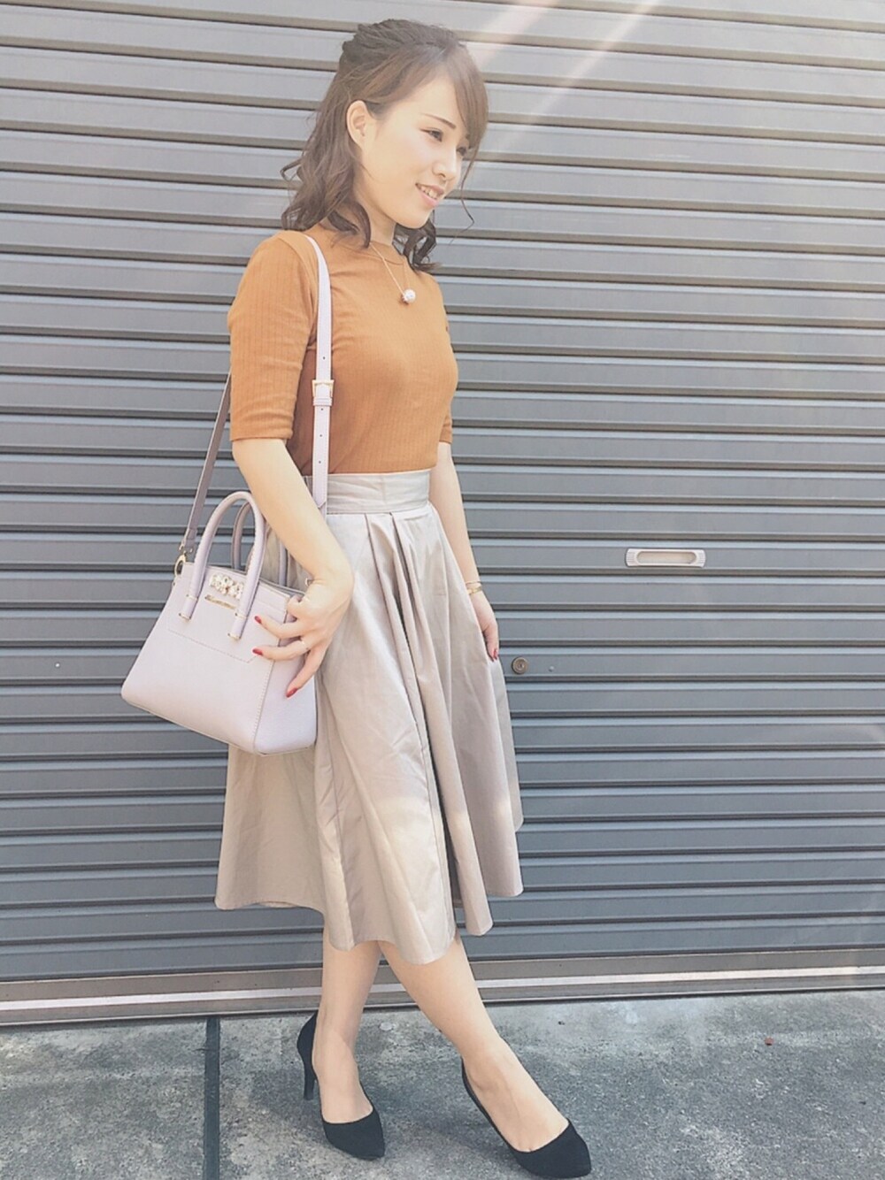 「秋のコーデ、シンプルコーデ、オトナ女子、スカート、ママコーデ、プチプラ、休日スタイル、ootd」｜「earth music&ecologyのスキスカミディスカート（スカート、ベージュ系）」を使った、Naho♡さん（レディース・150cm）の秋コーディネートの1枚目の写真