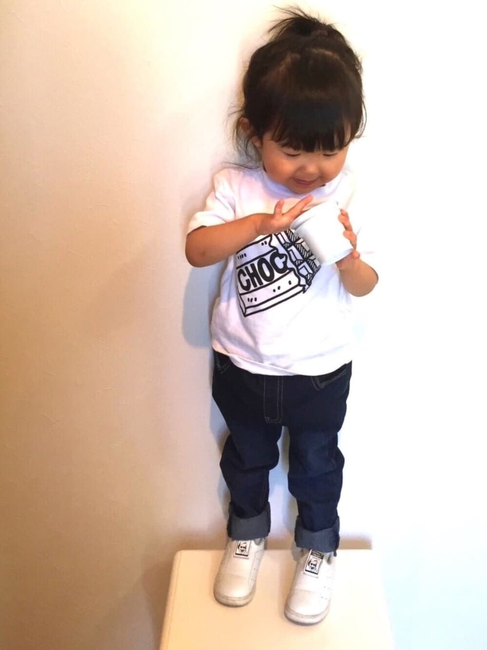 「夏、キッズコーデ、女の子、Tシャツ、デニム、b-room、petit main、adidas、stan smith」｜「petit mainのベーシックデニムスキニーパンツ（デニムパンツ、ブルー系）」を使った、REIさん（キッズ・80cm）の夏コーディネートの1枚目の写真