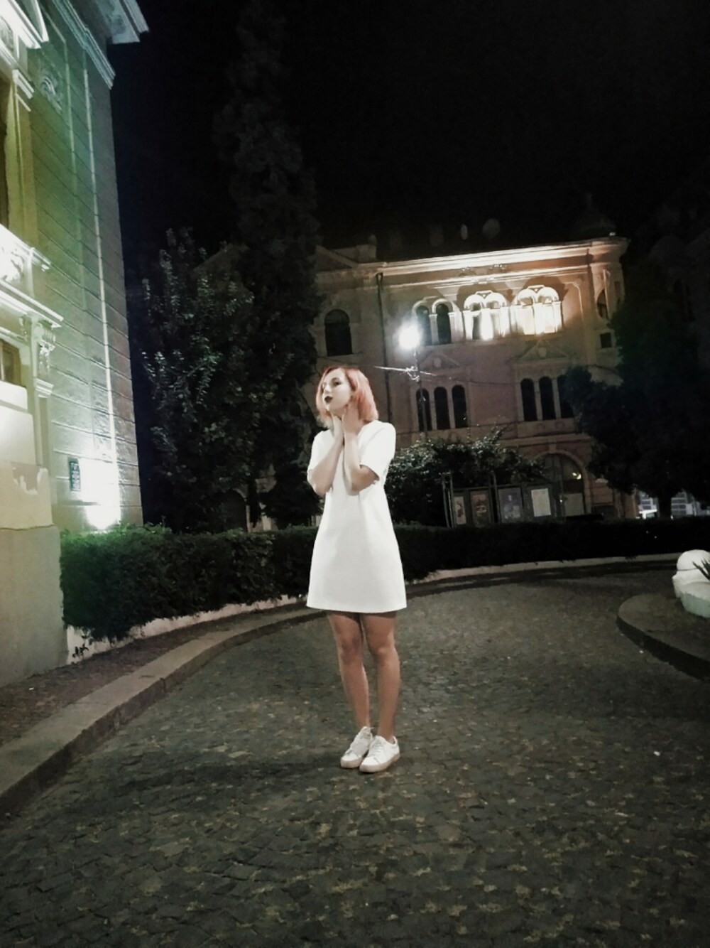 「white、university、ZARA、H&M、summer、girl、VINTAGE、school」｜「H&Mのアイテム（シャツワンピース、ホワイト系）」を使った、Eva Schistad さん（レディース・168cm）の秋コーディネートの1枚目の写真