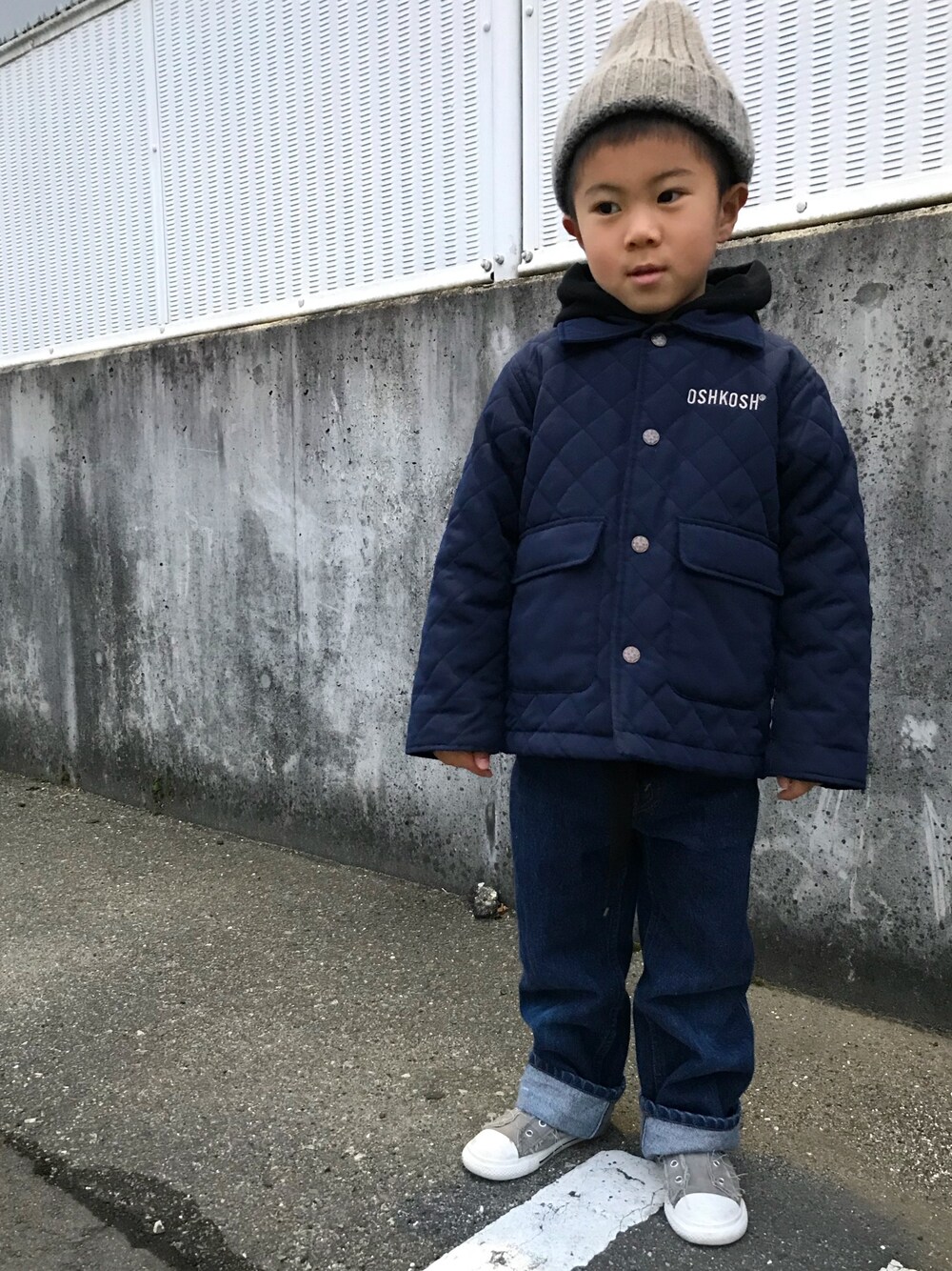 「CONVERSEのアイテム（スリッポン、グレー系）」を使った、na♡さん（キッズ・100cm）の冬コーディネートの1枚目の写真