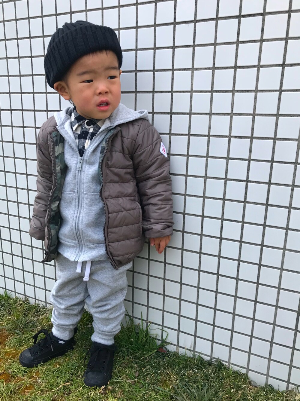 「インナーダウン、レイヤードスタイル、セットアップ、スウェット、ニット帽」｜「CONVERSEのアイテム（スニーカー、ブラック系）」を使った、na♡さん（キッズ・110cm）の冬コーディネートの1枚目の写真