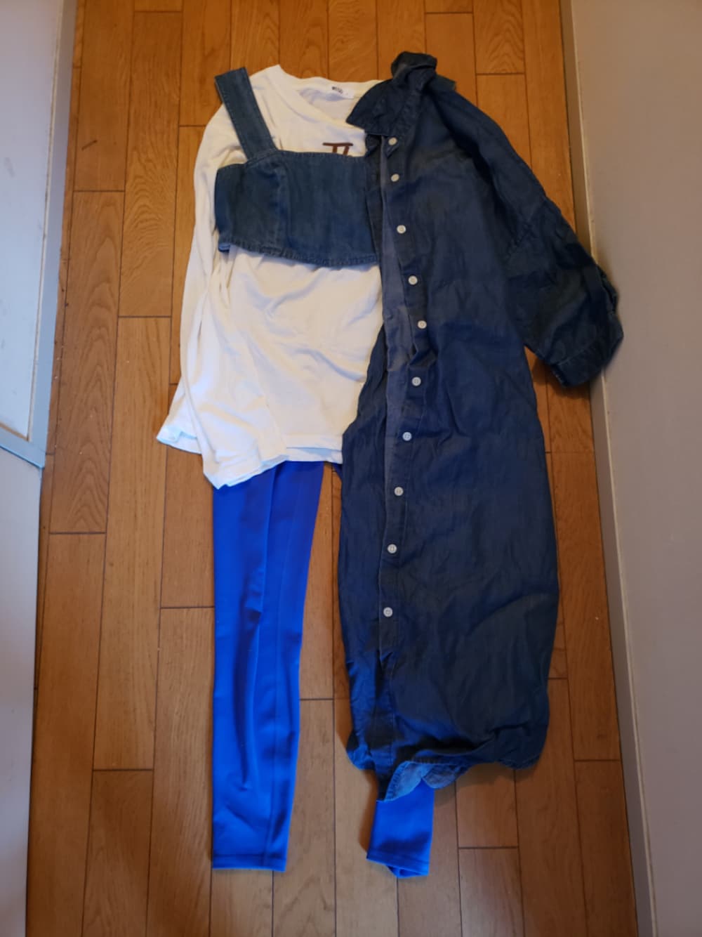 ブルー系のシャツ/ブラウス、ブルー系のチューブトップを着用したレディースの春コーディネートの1枚目の写真