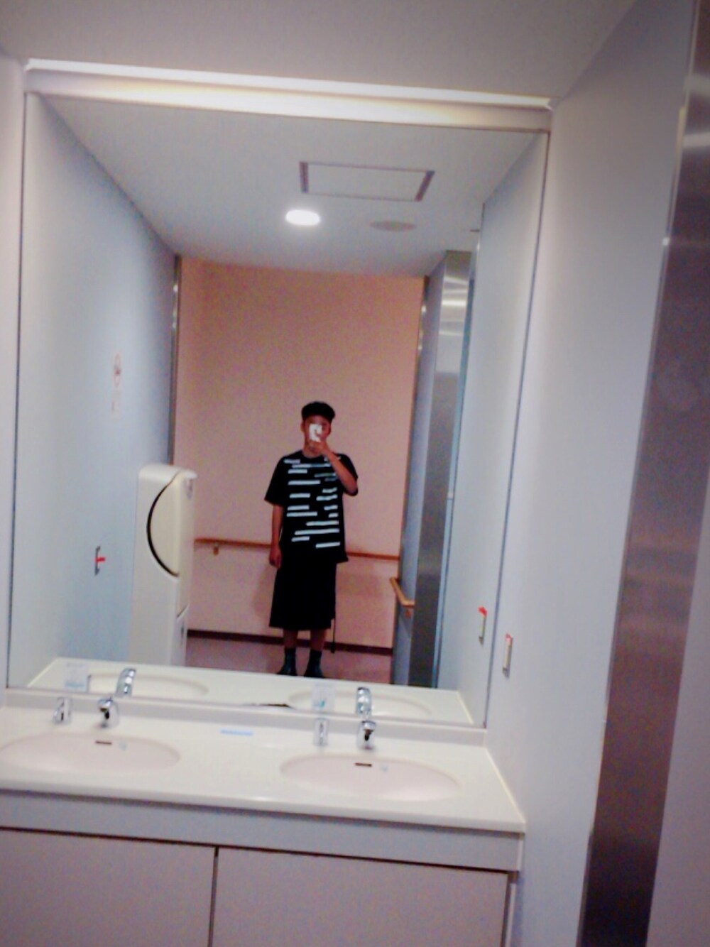 「LAD MUSICIANのアイテム（Tシャツ/カットソー、ブラック系）」を使った、パピヨンちゃんさん（メンズ・171cm）の夏コーディネートの1枚目の写真