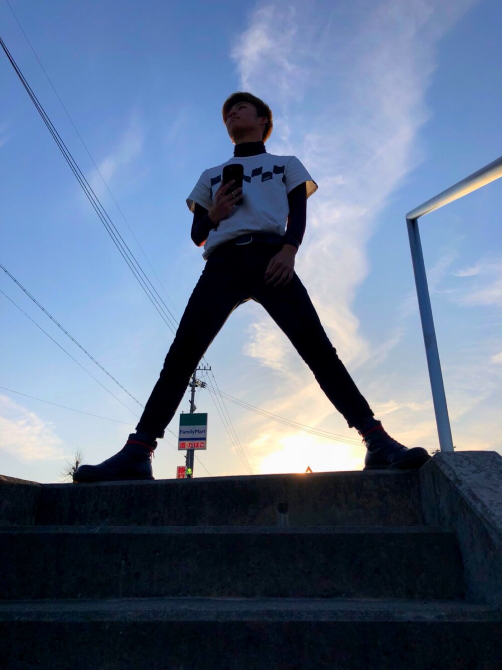 「はるコーデ、おしゃれさんと繋がりたい、シンプルコーデ、スキニー、黒、キレイめ、革靴」｜「LAD MUSICIANのアイテム（その他パンツ、ブラック系）」を使った、パピヨンちゃんさん（メンズ・172cm）の春コーディネートの1枚目の写真