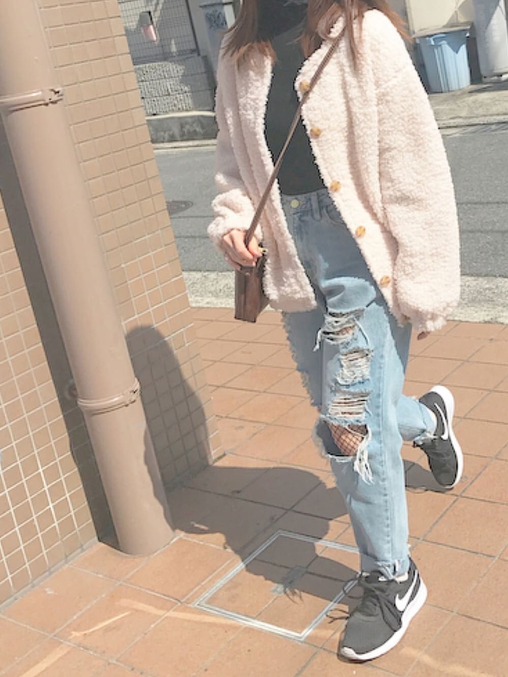 「ボアジャケット、Chuu、ダメージデニムパンツ、網タイツ、タンジュン、黒スニーカー、ショルダーバッグ、66girls、黒タートルネック」｜「EVRISのハードダメージボーイズデニムPT（デニムパンツ、ブルー系）」を使った、nさん（レディース・155cm）の春コーディネートの1枚目の写真