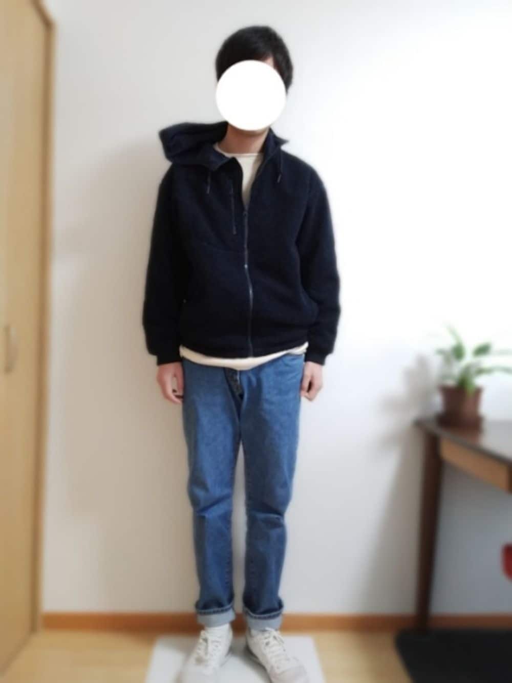 「お洒落さんとつながりたい、休日コーデ、GU、ストレートデニム、白スニーカー、防風、カジュアル、ミラノリブ、高身長、部屋撮り」｜「GLOBAL WORKのアイテム（デニムパンツ、ブルー系）」を使った、球さん（メンズ・181cm）の冬コーディネートの1枚目の写真