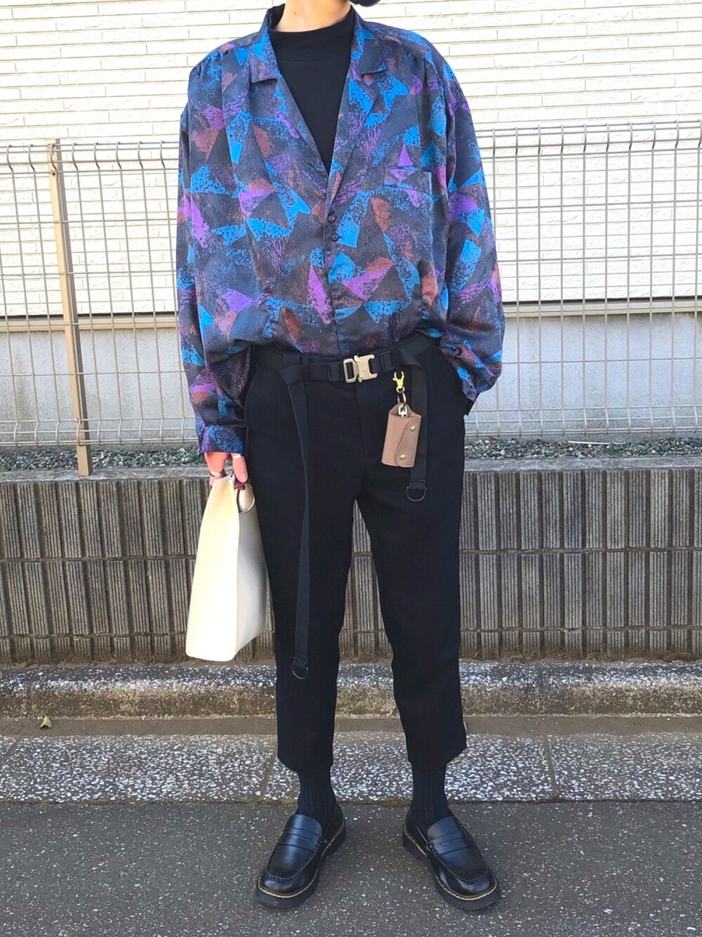 ブラック系のパンツ、ホワイト系のハンドバッグ、ブルー系のシャツ/ブラウスを着用したメンズの冬コーディネートの1枚目の写真