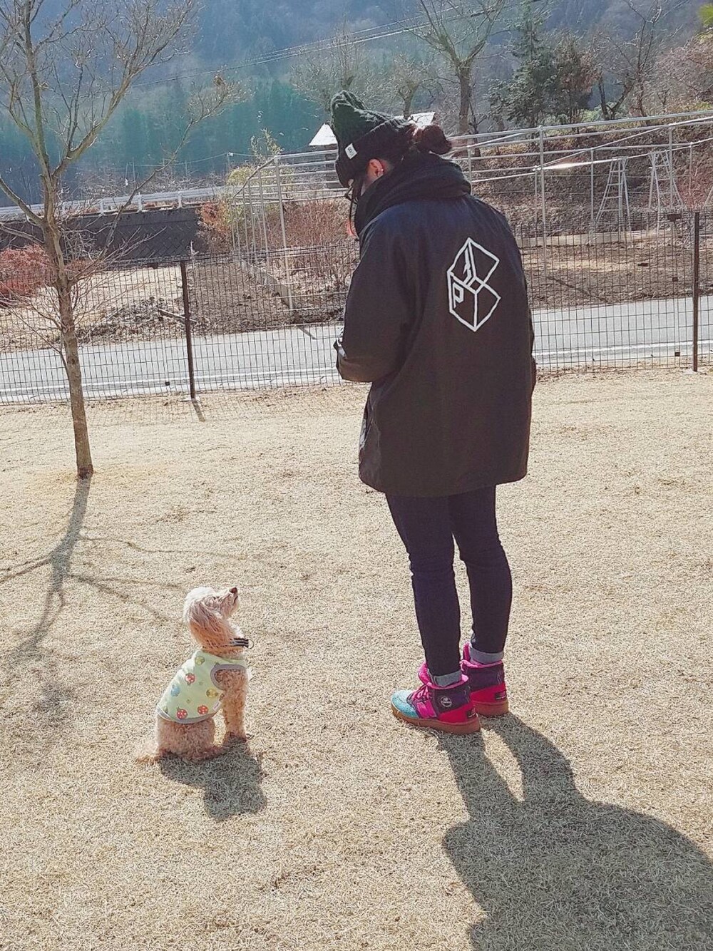 その他のスニーカー、ブラック系のジャケット/アウター、ブルー系のデニムパンツを着用したレディースの冬コーディネートの1枚目の写真