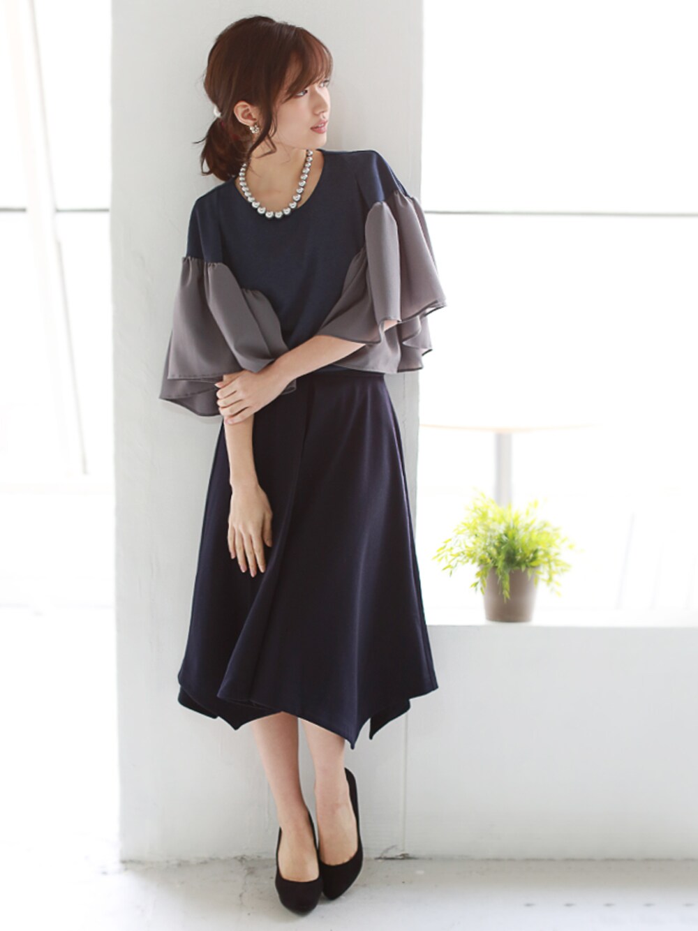 ブルー系のその他トップスを着用したレディースの冬コーディネートの1枚目の写真