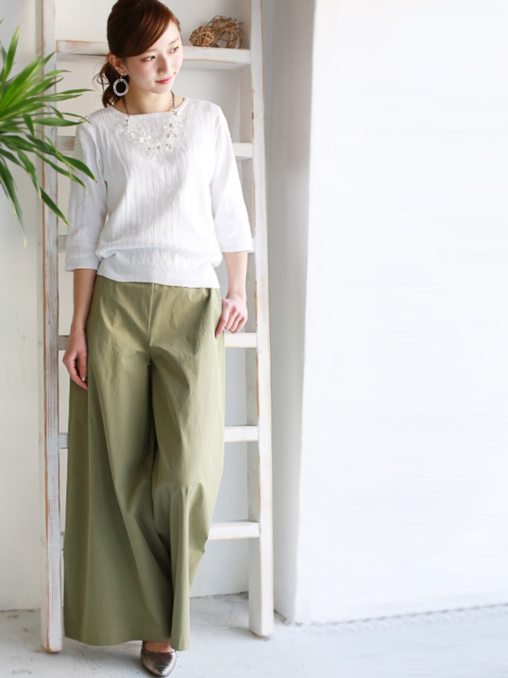 ホワイト系のニット/セーターを着用したレディースの春コーディネートの1枚目の写真