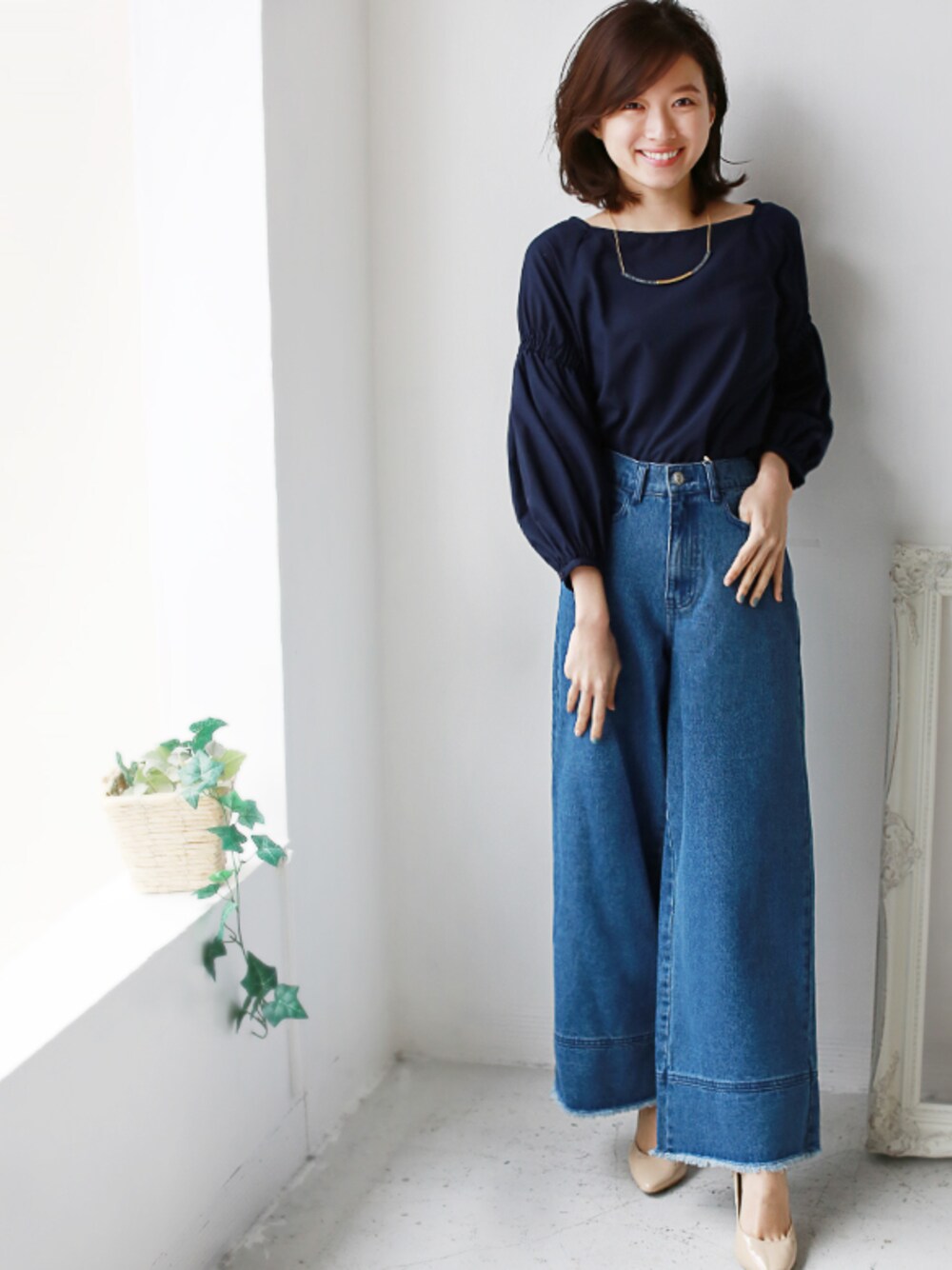 ブルー系のデニムパンツを着用したレディースの春コーディネートの1枚目の写真