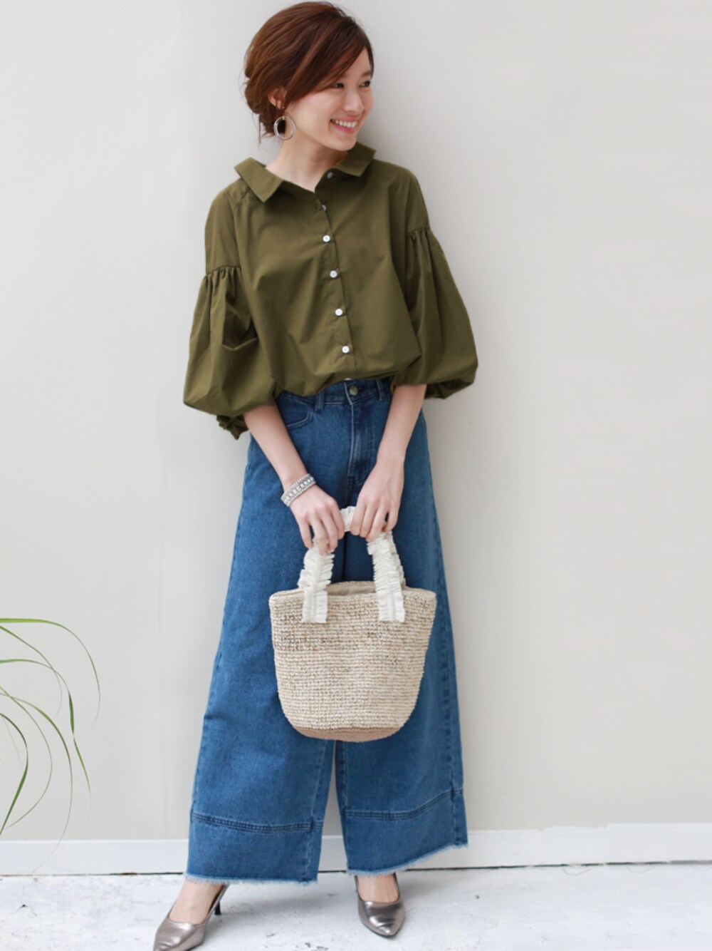 グリーン系のシャツ/ブラウスを着用したレディースの春コーディネートの1枚目の写真