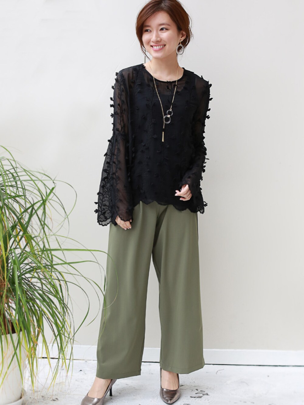 ブラック系のシャツ/ブラウスを着用したレディースの春コーディネートの1枚目の写真