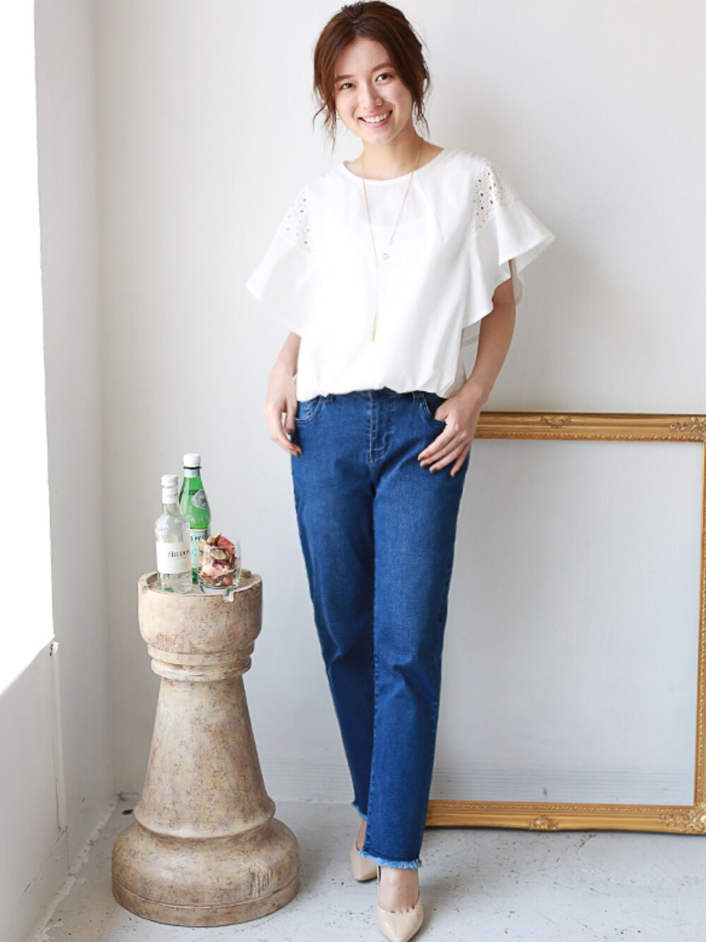 ブルー系のデニムパンツ、ホワイト系のその他トップスを着用したレディースの春コーディネートの1枚目の写真