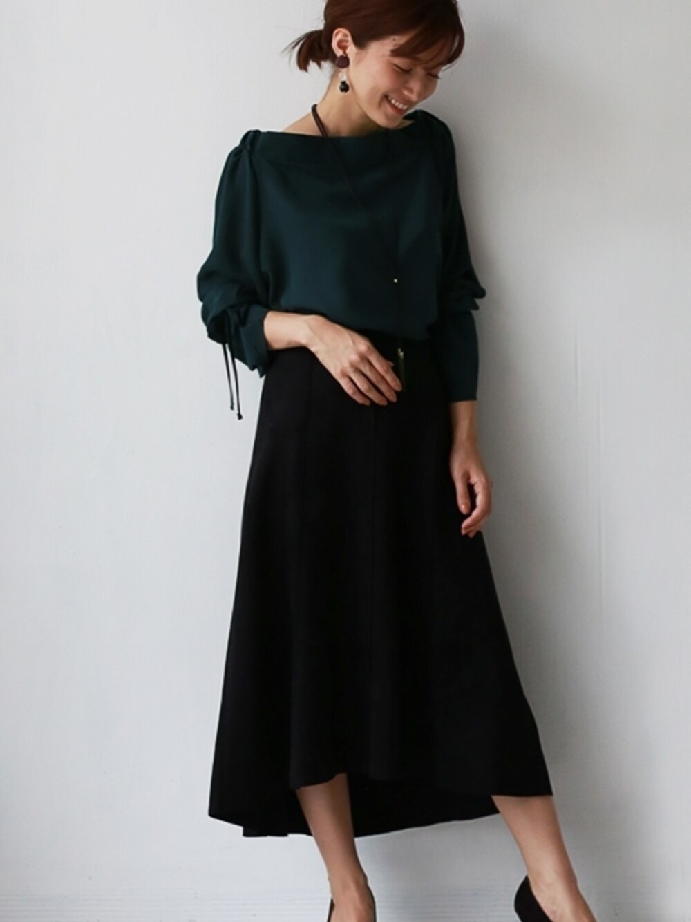 レッド系のシャツ/ブラウスを着用したレディースの秋コーディネートの1枚目の写真