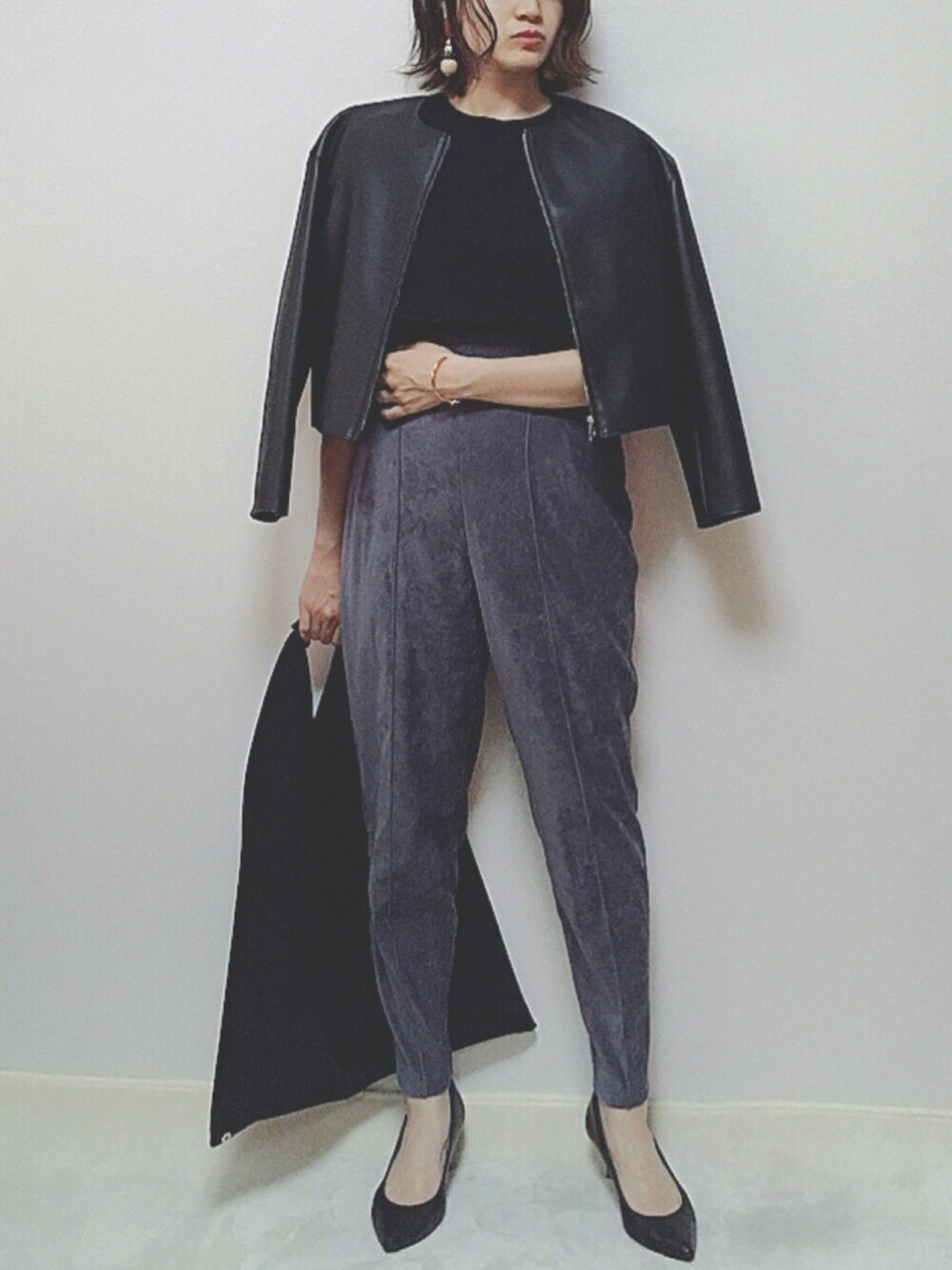「秋コーデ、秋服、大人カジュアル、ootd、キレイめ、ハイウエスト、レザージャケット、モノトーン」｜「HAREのスソボタンテーパードパンツ(HARE)（その他パンツ、グレー系）」を使った、shiiさん（レディース・159cm）の秋コーディネートの1枚目の写真