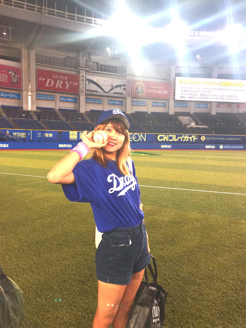 「Dragons、ドラ女子、ドラゴンズ、交流戦」｜「BROOKLYNのアイテム（デニムパンツ、ブルー系）」を使った、あんももさん（レディース・163cm）の夏コーディネートの1枚目の写真