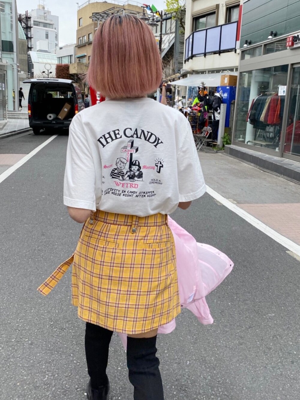 「Candy Stripper、パステル映える春、バックプリント、Tシャツ、ミニスカート、チェック、ニーハイブーツ、シースルージャケット」｜「Candy StripperのHOLD A CEREMONY Tシャツ（Tシャツ/カットソー、ホワイト系）」を使った、CandyStripper_mikiさん（レディース・162cm）の春コーディネートの1枚目の写真