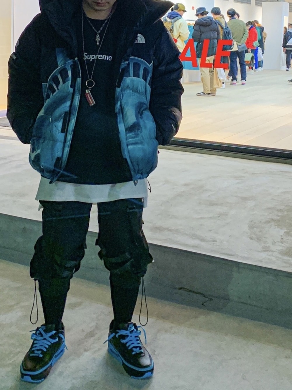 「ootd、outfit、blue、青、supreme、THE NORTH FACE、NIKE、street、streetstyle、ストリート」｜「ESNTのアイテム（カーゴパンツ、ブラック系）」を使った、B.Bambiさん（メンズ・164cm）の冬コーディネートの1枚目の写真