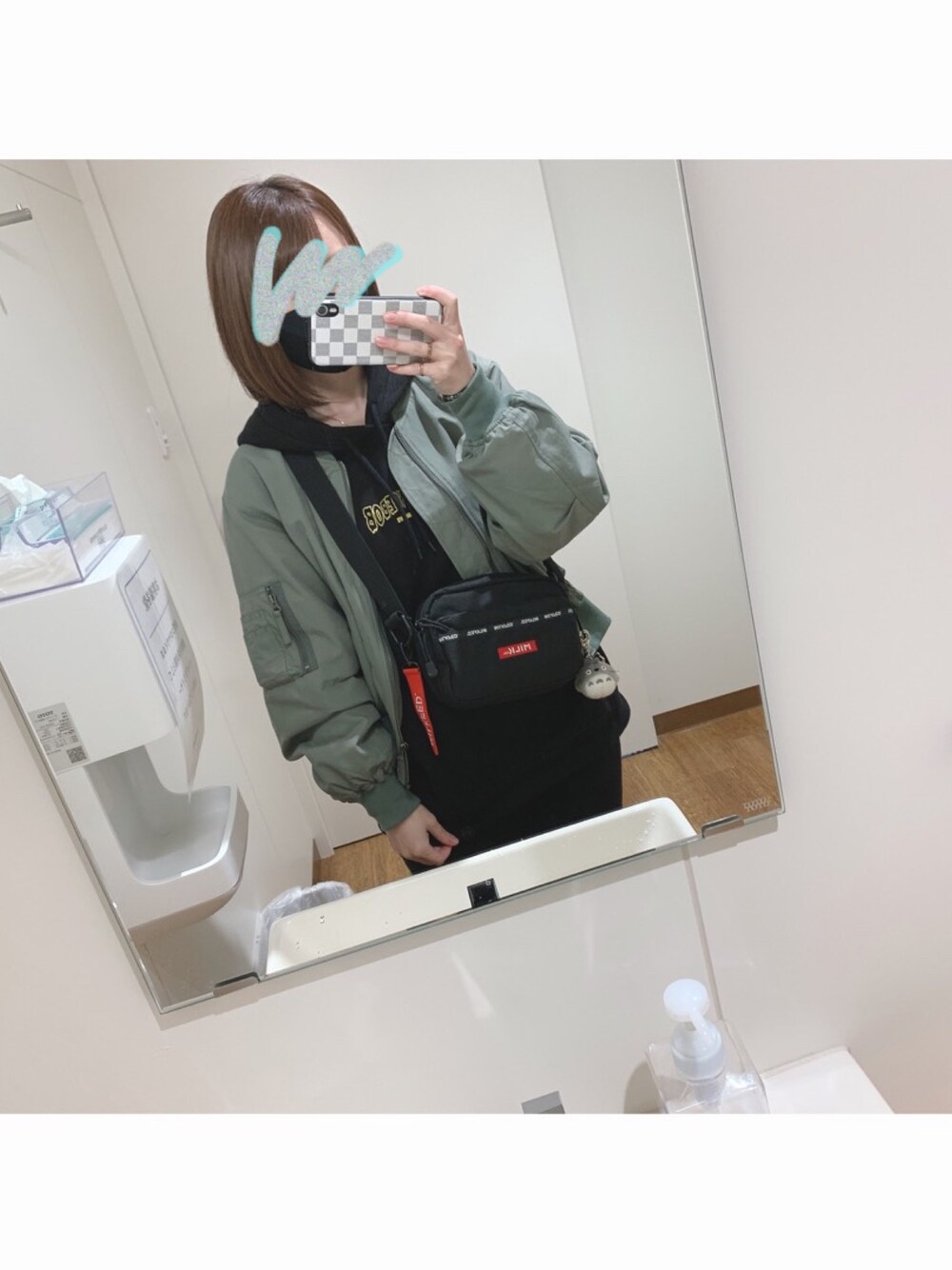 「パーカーコーデ、MA-1、H&M、シンプルコーデ、今日のコーデ、ローリーズファーム(LOWRYS FARM)」｜「MILKFED.のLOGO LINED MEDIUM SHOULDER BAG（ショルダーバッグ、レッド系）」を使った、𝑚𝑖𝑖𝑐ℎ𝑎𝑛♥︎♡︎さん（レディース・160cm）の冬コーディネートの1枚目の写真