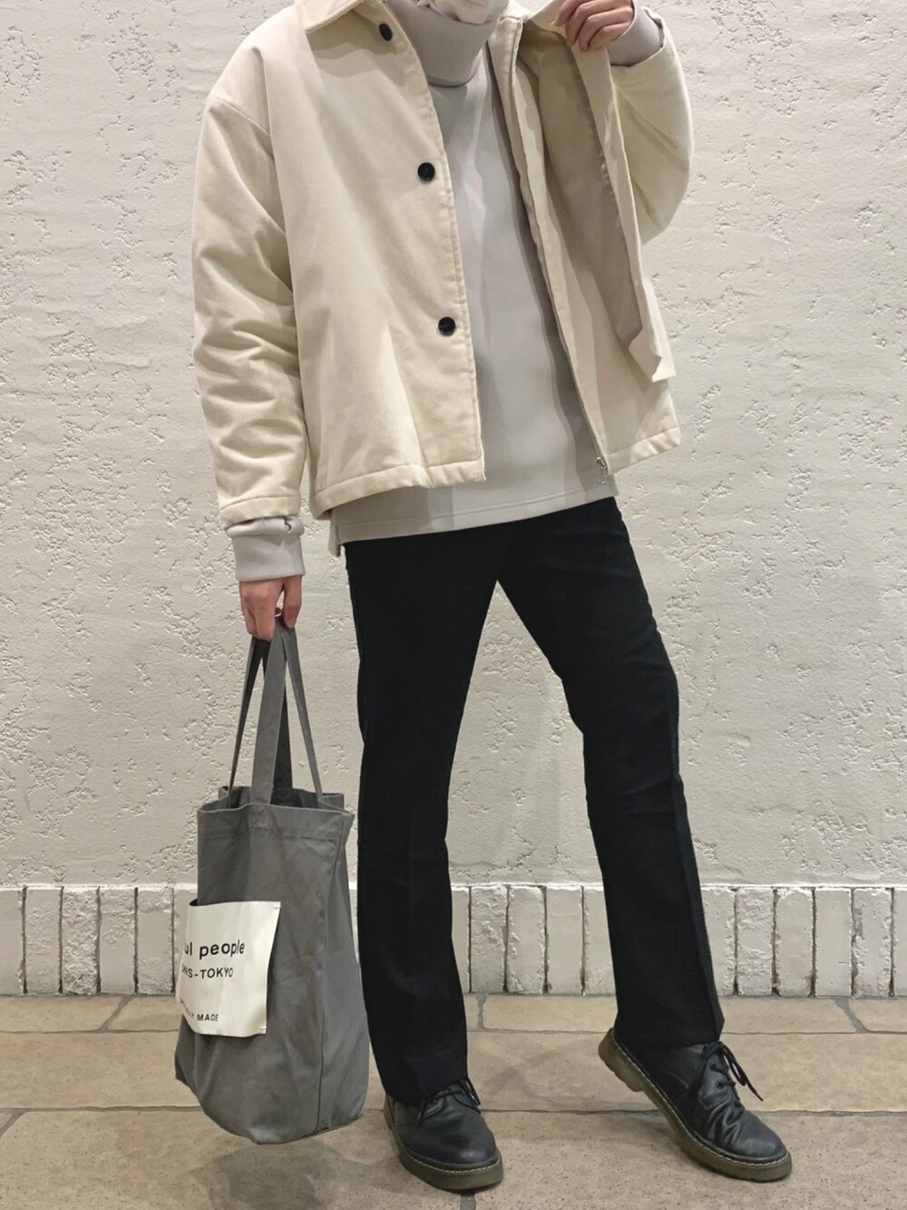 グレー系のスウェット、ホワイト系のブルゾン、ブラック系のドレスシューズを着用したメンズの冬コーディネートの1枚目の写真