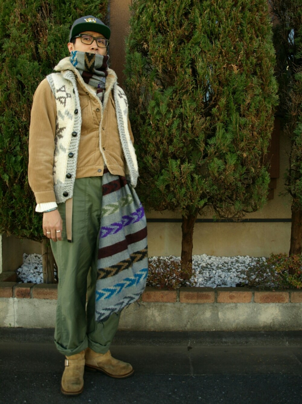 「虎刺繍、キャップ、大判ストール、裏ボア、エンジニアブーツ、アメカジ、ガチャベルト、ニットベスト、コーデュロイジャケット、indian jewelry」｜「TWITSのアイテム（キャップ、グレー系）」を使った、走一路さん（メンズ・175cm）の冬コーディネートの1枚目の写真