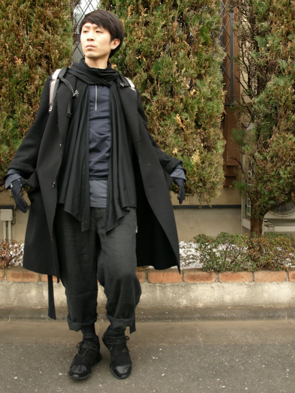 ブラック系のスニーカー、グレー系のTシャツ/カットソー、ブラック系のその他パンツを着用したメンズの冬コーディネートの1枚目の写真