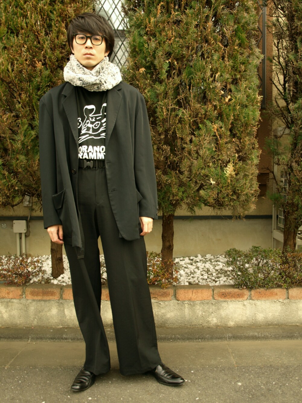 ブラック系のその他パンツ、ブラック系のドレスシューズ、ブラック系のTシャツ/カットソーを着用したメンズの冬コーディネートの1枚目の写真
