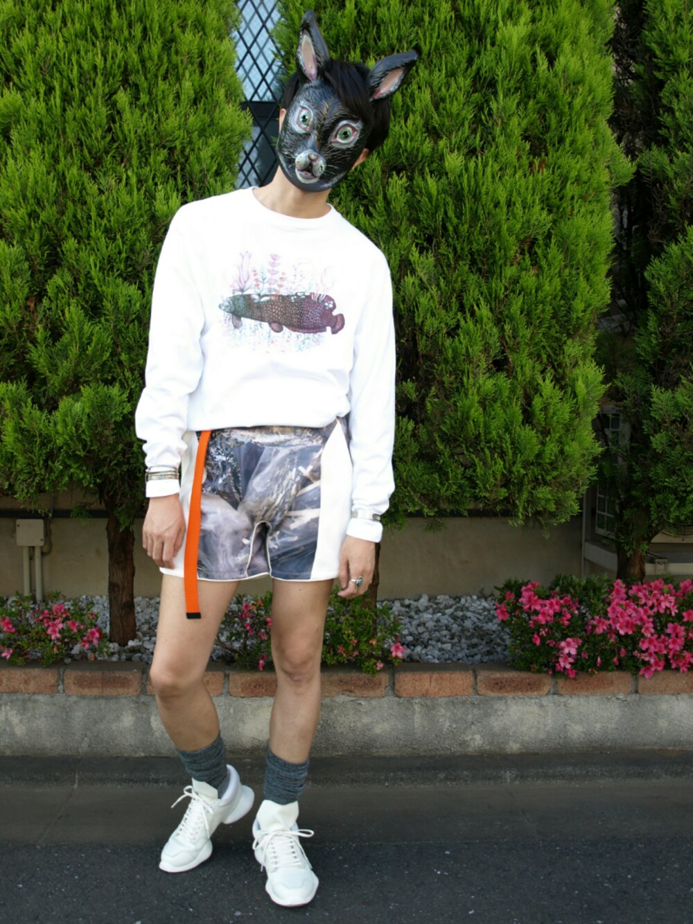 その他のその他パンツ、ホワイト系のスニーカー、その他のTシャツ/カットソーを着用したメンズの夏コーディネートの1枚目の写真
