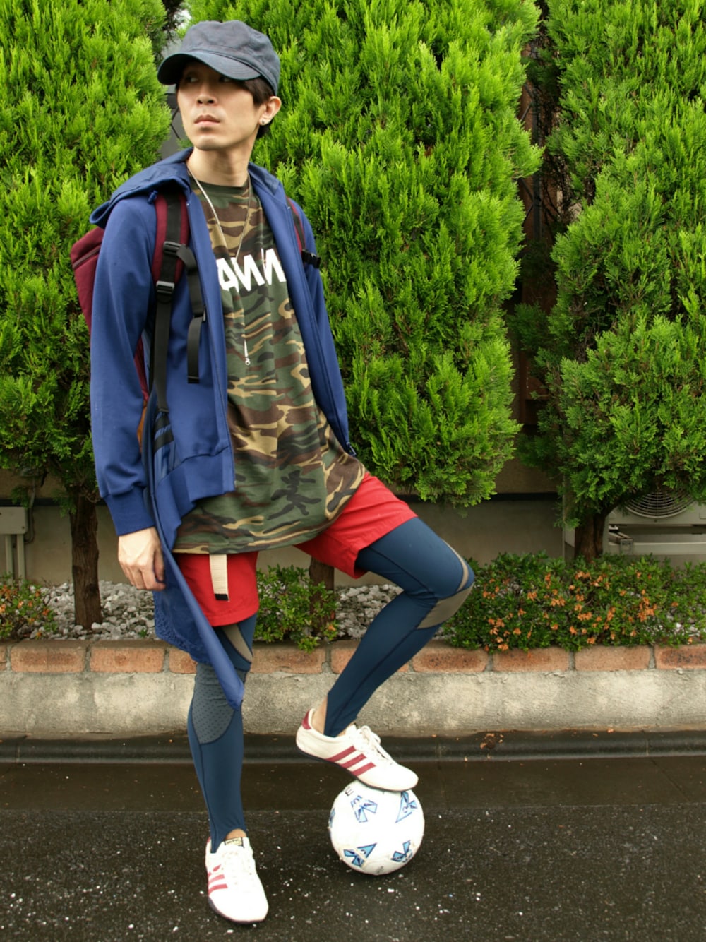 グリーン系のTシャツ/カットソー、ブルー系のパーカー、レッド系のバッグを着用したメンズの夏コーディネートの1枚目の写真