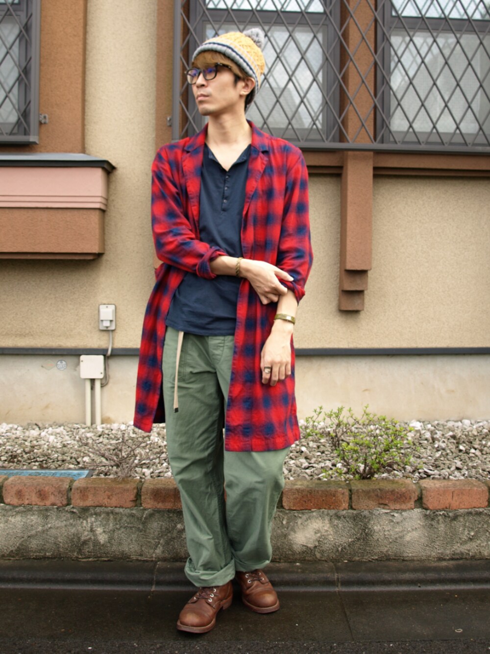 ブルー系のTシャツ/カットソー、その他のジャケット/アウター、グリーン系のその他パンツを着用したメンズの秋コーディネートの1枚目の写真