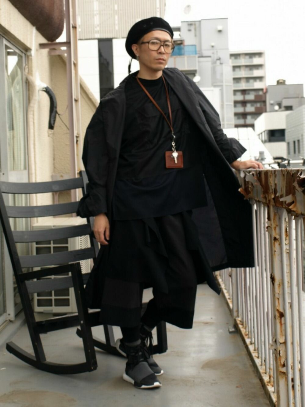 ブラック系のパンツ、ブラック系のスニーカー、ブラック系のジャケット/アウターを着用したメンズの夏コーディネートの1枚目の写真